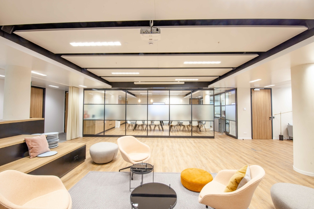 In een open workspace zijn systeemwanden de perfecte oplossing om een rustige werkplek te creëren. 